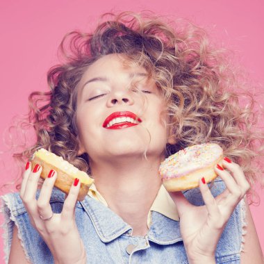 genç kadın holding çörek