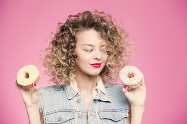 genç kadın holding çörek
