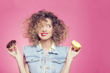 genç kadın holding çörek