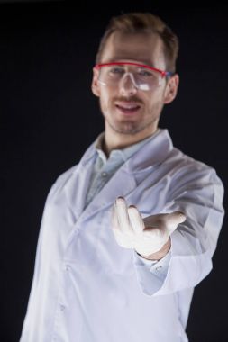 genç bilim adamı bu durumda koruyucu maske