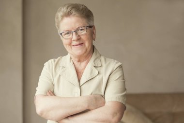 Yaşlı kadın sıktı elleri ile