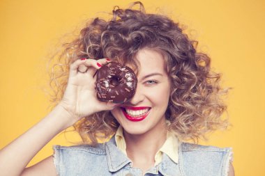 genç kadın ile Çörek arıyorum