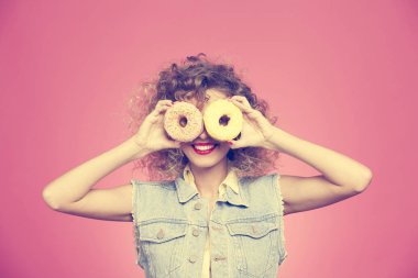 genç kadın holding çörek