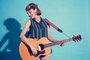 Gitar çalan genç kadın