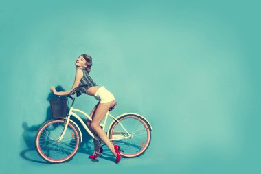 Bisikletli genç kadın