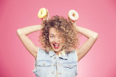 genç kadın holding çörek