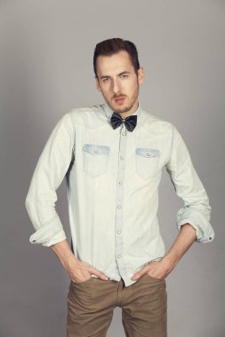 Yakışıklı genç adam.