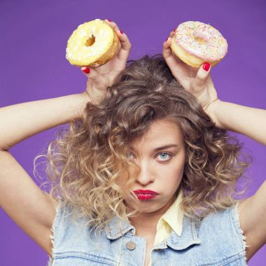 genç kadın holding çörek