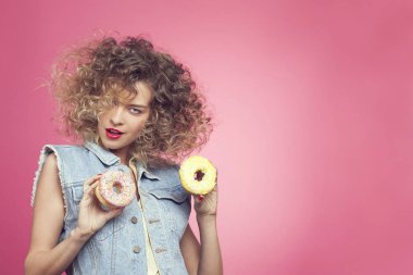 genç kadın holding çörek