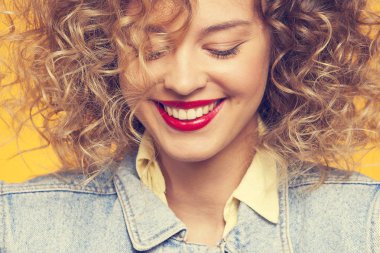 güzel genç kız gülümseyerek