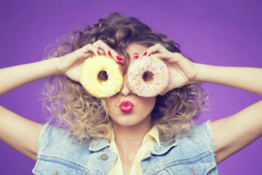 genç kadın holding çörek