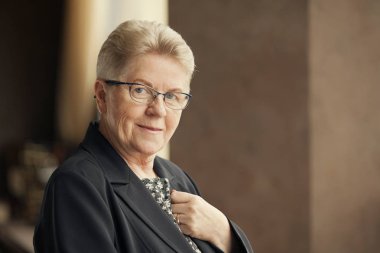 Üst düzey kadın gözlük