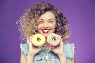 genç kadın holding çörek