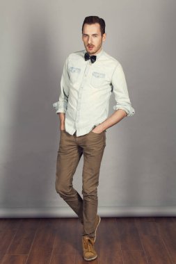 Yakışıklı genç adam.