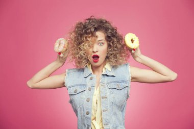 genç kadın holding çörek