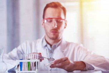 Test tüpleri olan bilim adamı.