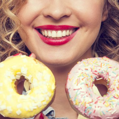 Kadın yüz yüze iki donut ile alt kısmı