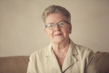 Üst düzey kadın gözlük