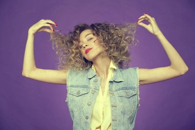 Kadın saçları ile eğleniyor önden görünümü 