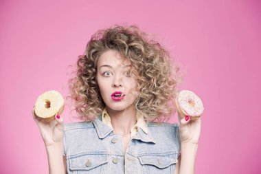 genç kadın holding çörek