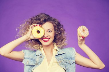 genç kadın ile Çörek arıyorum