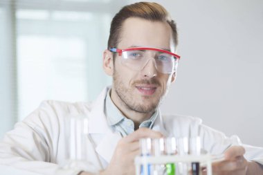 Test tüpleri olan bilim adamı.