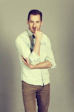 Yakışıklı genç adam.