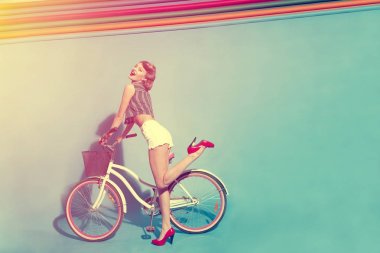 Bisikletli genç kadın