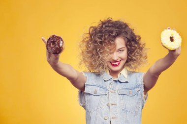 genç kadın holding çörek