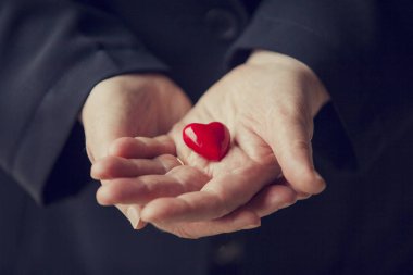 kadın elinde küçük kırmızı kalp 