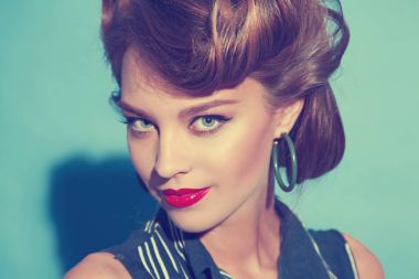 Klasik pin - up saç modeli olan kadın portresi