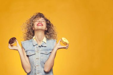 genç kadın holding çörek