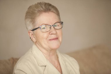 Üst düzey kadın gözlük