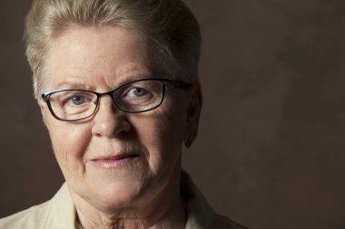 Üst düzey kadın gözlük