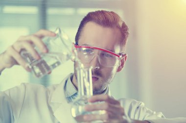 bilim adamı dökülen sıvı 