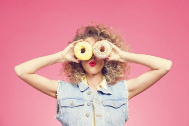 genç kadın holding çörek