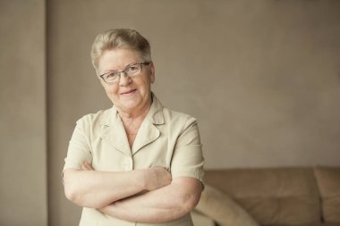 Yaşlı kadın sıktı elleri ile