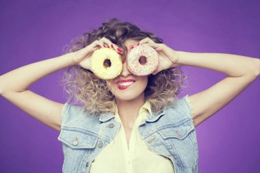 genç kadın holding çörek