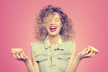 genç kadın holding çörek