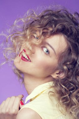 Lila zemin üzerine bukleler ile gülümseyen kız