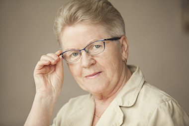 Üst düzey kadın gözlük