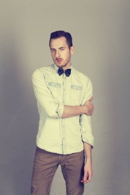 Yakışıklı genç adam.