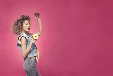 genç kadın holding çörek