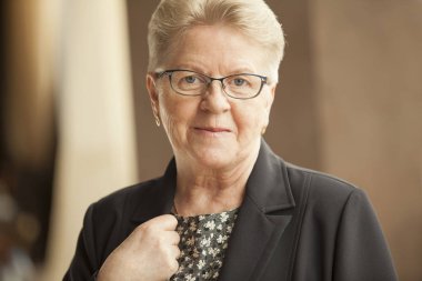 Üst düzey kadın gözlük