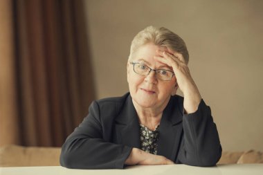 Üst düzey kadın gözlük