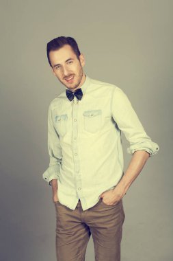 Yakışıklı genç adam.