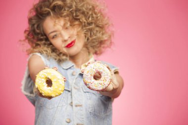 genç kadın holding çörek
