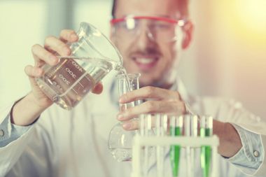 ölçme kabı ile kimyager 