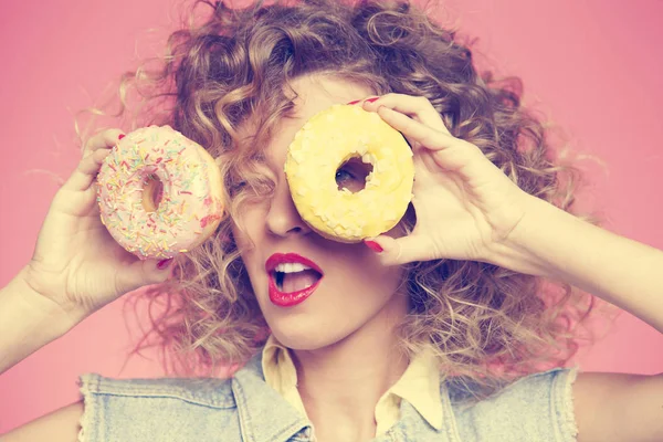 genç kadın ile Çörek arıyorum