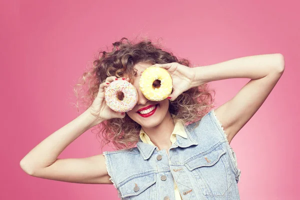 genç kadın holding çörek